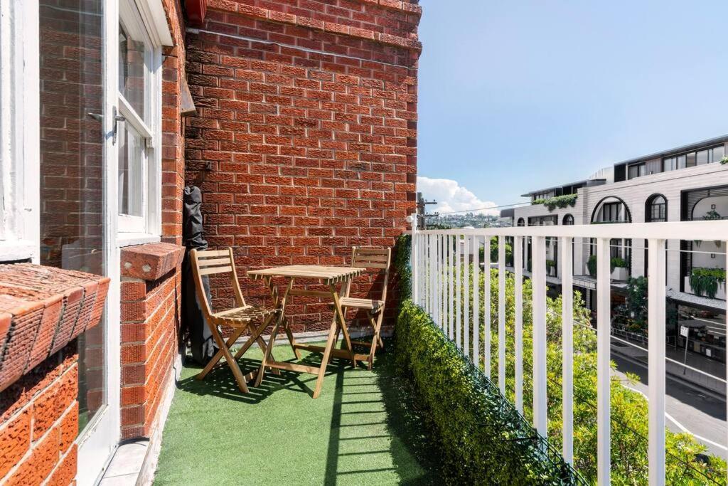 Rose Bay Retreat - Light Airy Balcony Ac & Views Apartment *